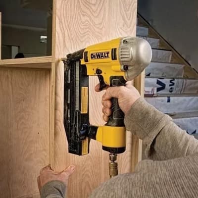 clavadora-neumatica-cal16-dewalt-35927-thumb-1